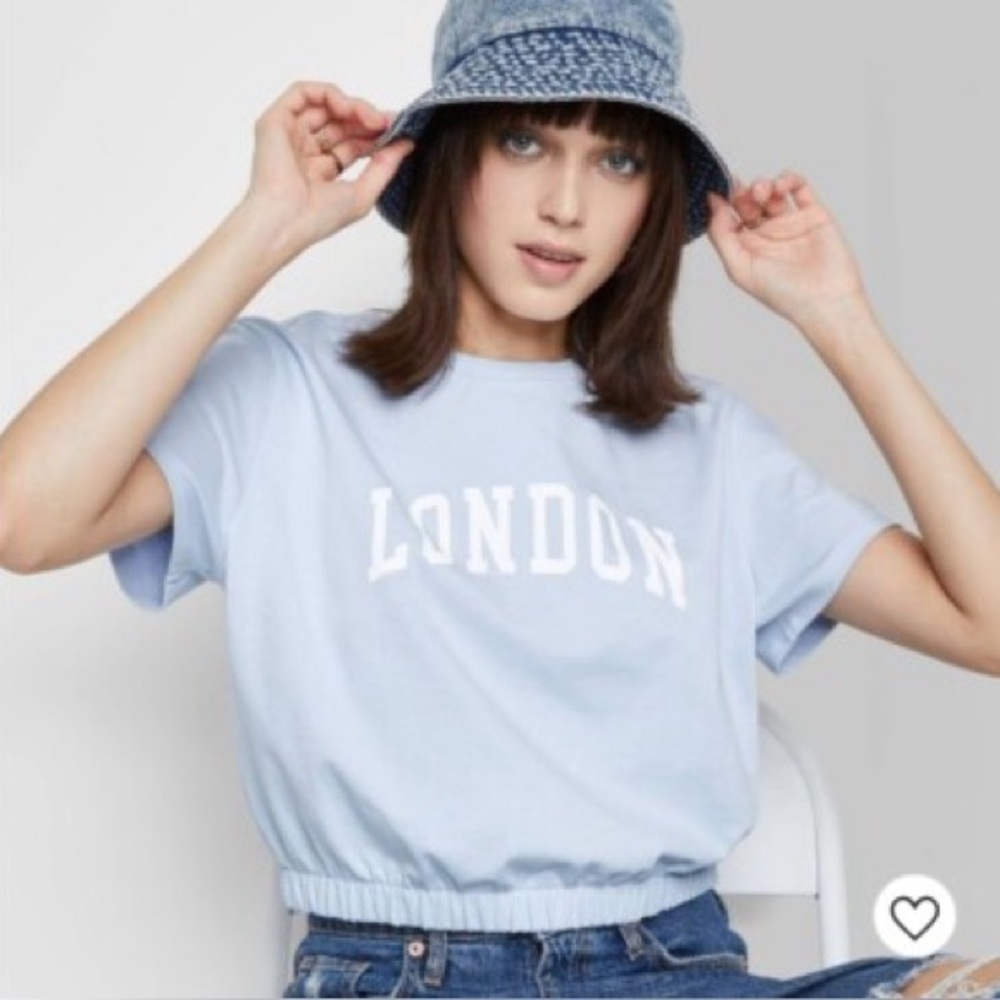 WILD FABLE light blue London graphic elastic waist cropped tee